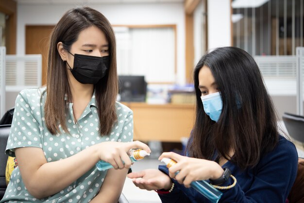 Femmes portant un masque de protection contre la grippe épidémique Covid19