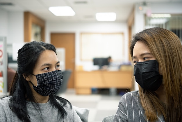 Femmes portant un masque de protection pour l'épidémie de Covid19