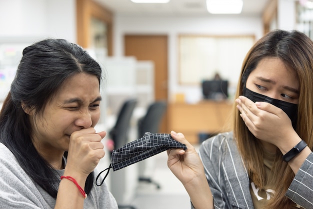 Femmes portant un masque de protection pour l'épidémie de Covid19