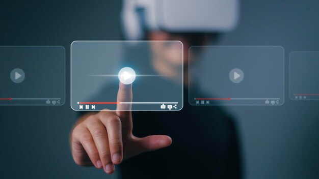 Femmes portant la réalité virtuelle pour diffuser en ligne sur un écran virtuel regarder des vidéos sur Internet webinaires éducation en ligne sur Internet concept d'apprentissage en ligne Webinaire sur la technologie Internet Cours en ligne