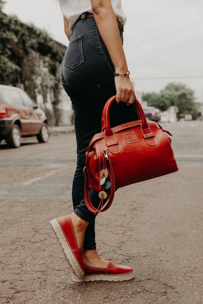 Femmes portant des sandales ou des chaussures tenant un portefeuille, un sac à main et un sac