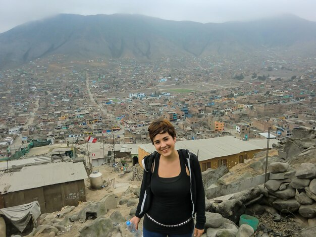 Femmes posant du haut d'une colline peuplée de maisons à ColliquePeru