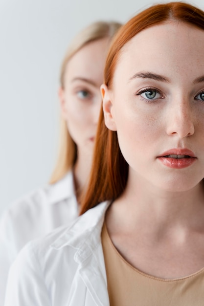 Des femmes posent ensemble en gros plan.