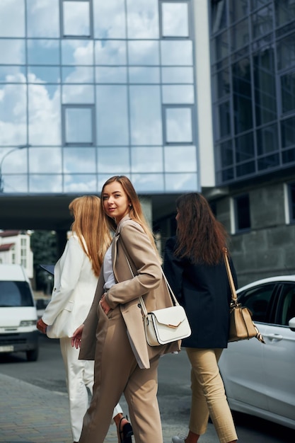 Les femmes positives en tenue de soirée sont ensemble à l'extérieur de la ville