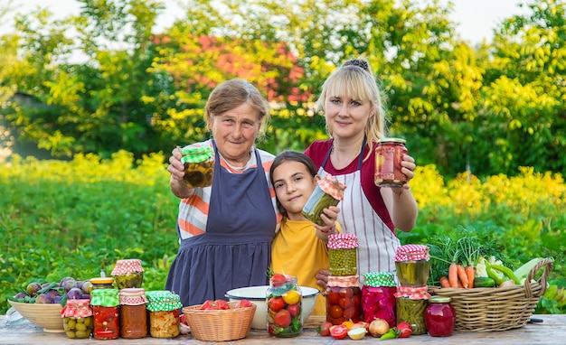 Femmes avec pot de légumes conservés pour la mère et la fille d'hiver Mise au point sélective