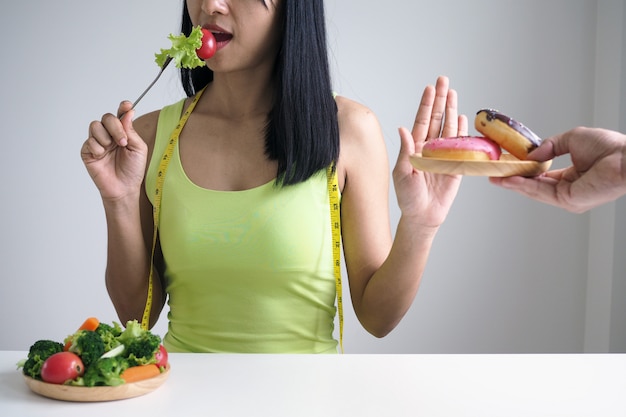 Les femmes poussent des plats qui sont supposés être un mélange de gras trans. Perdre du poids ne mange pas de farine