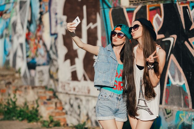 Femmes prenant selfie au graffiti