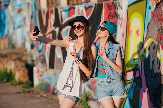 Femmes prenant selfie et gesticulant