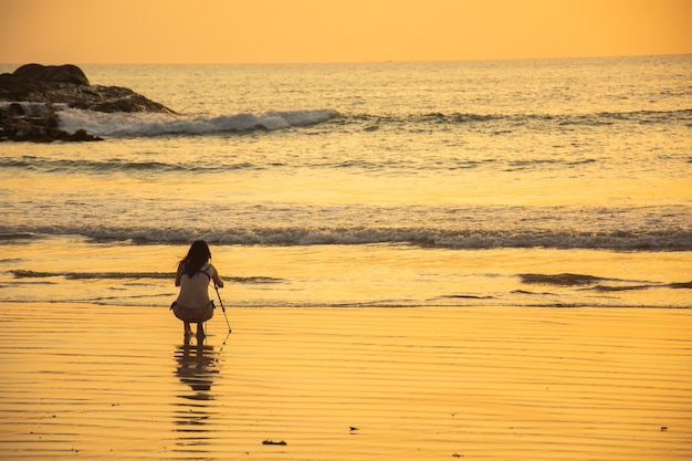 les femmes prennent une photo sur la silhouette de sable