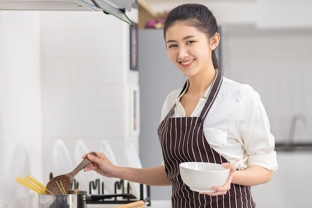 Les femmes préparent le petit-déjeuner, les femmes asiatiques préparent le petit-déjeuner dans la cuisine.