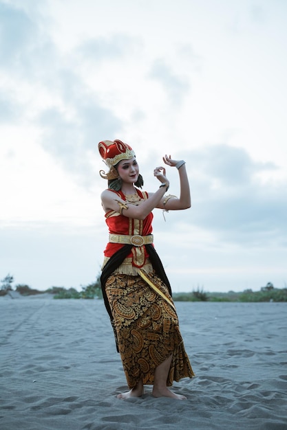 Femmes présentant des mouvements de danse traditionnelle javanaise