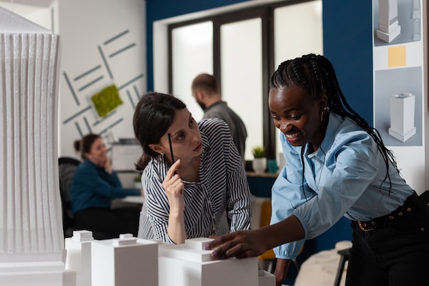 Femmes de la profession d'architecte debout au bureau