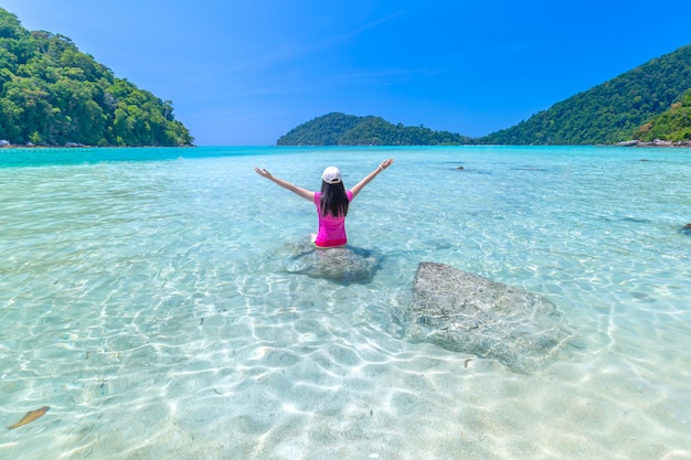 Les femmes profitent de l&#39;air pur et de l&#39;eau claire de l&#39;île Similan, mer d&#39;Andaman, Phuket, Thaïlande