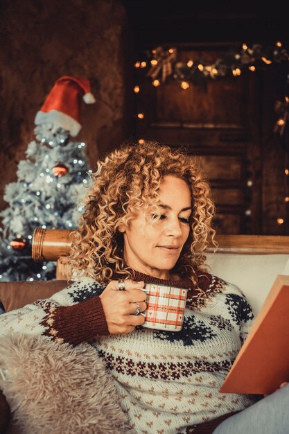 Les femmes profitent des vacances de Noël seules à la maison