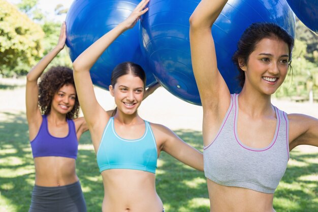 Femmes qui exercent avec des ballons de remise en forme