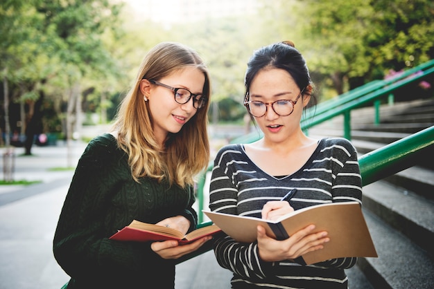 Femmes qui parlent d&#39;amitié étudient le concept de remue-méninges