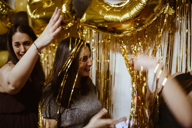 Des femmes qui rient et s'amusent à la fête.