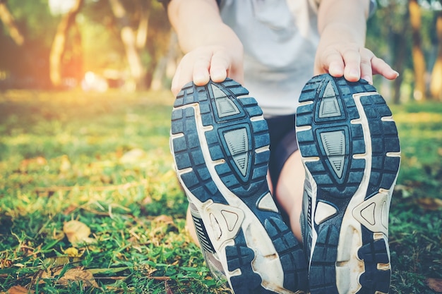 femmes qui s&#39;étend après le sport sur l&#39;herbe