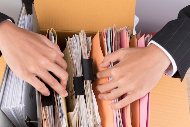 Photo des femmes qui travaillent détiennent des documents