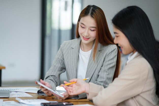 Les femmes qui travaillent discutent de leur travail et planifient de nouveaux projets d'affaires en échangeant des idées avec leurs collègues.