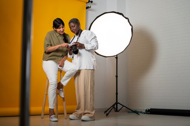 Photo des femmes qui travaillent ensemble