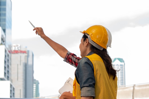 Les femmes qui travaillent travaillent ensemble au projet de construction.