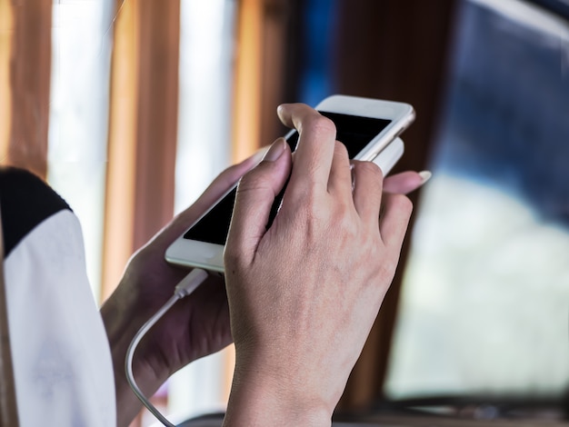 les femmes à la recherche et la recherche de quelque chose sur un téléphone portable dans le bus