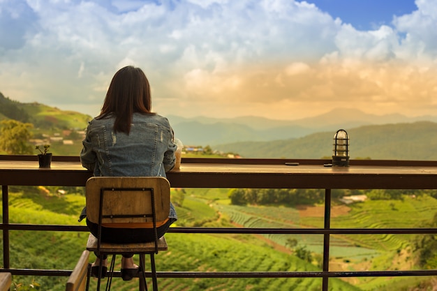 Photo les femmes regardent les montagnes.