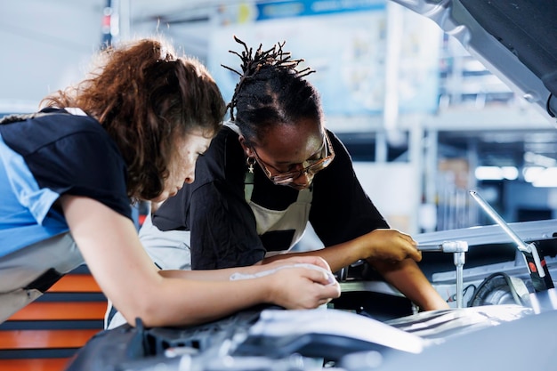 Photo les femmes réparent ensemble le réservoir d'essence de la voiture