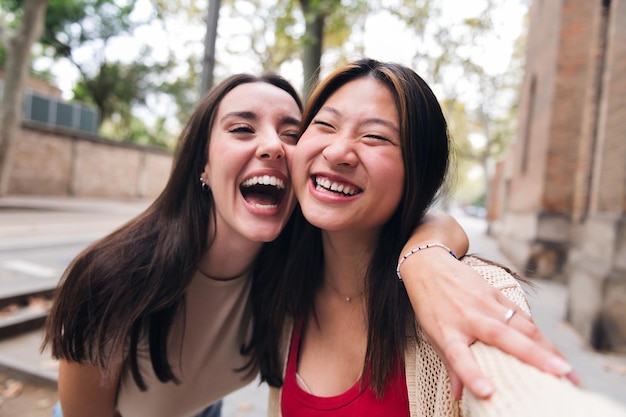 Les femmes rient et s'amusent tout en datant