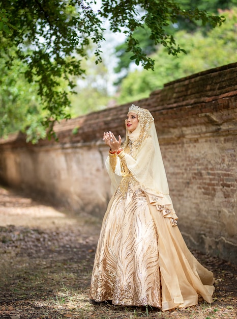 femmes en robe de mariée indonésienne