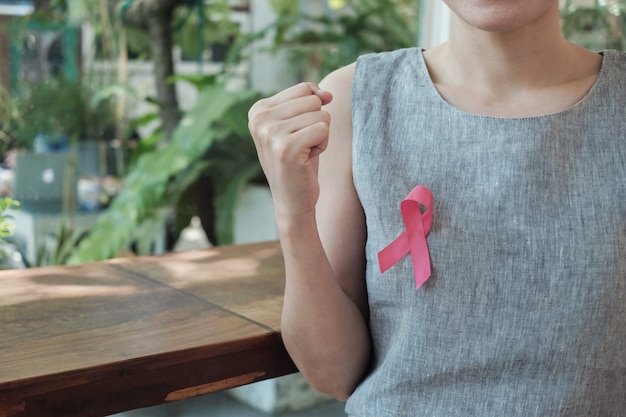 femmes avec ruban rose, sensibilisation au cancer du sein