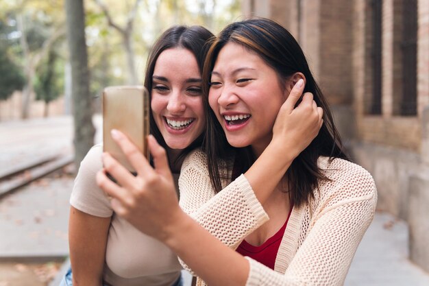 Femmes s'amusant à enregistrer une vidéo pour les médias sociaux