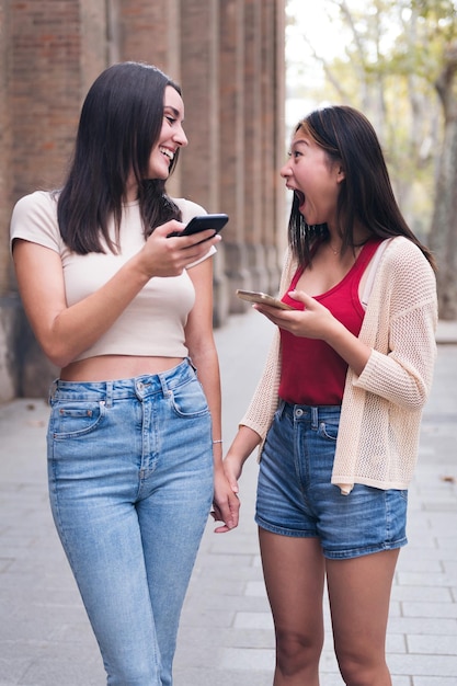 Les femmes s'amusent avec leurs téléphones portables