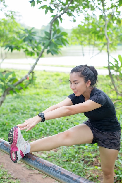 Les femmes s&#39;étirent avant l&#39;exercice