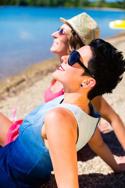 Femmes se détendre à la plage du lac