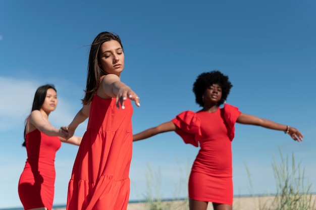 Femmes se tenant la main à l'extérieur