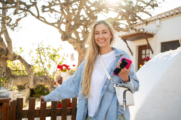 Les femmes se tiennent devant la maison.