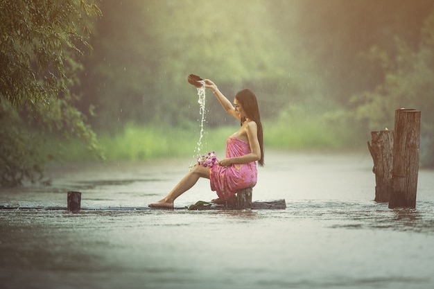 Femmes sexy asiatiques se baignant sous la pluie