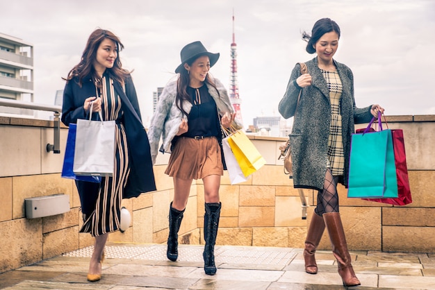 Femmes shopping à Tokyo