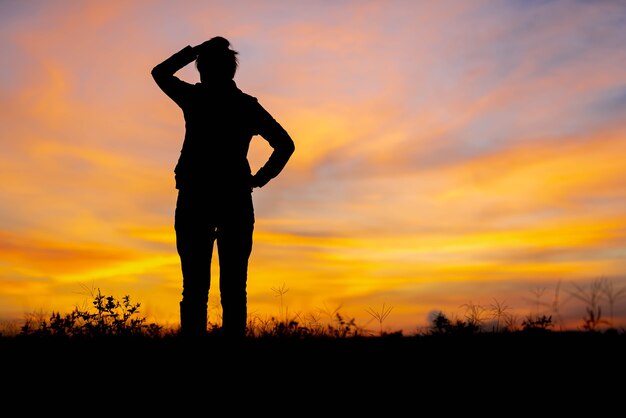 Femmes silhouettes à la recherche de succès non loin de là.