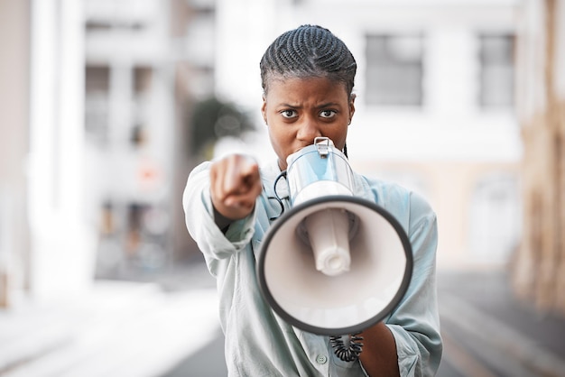 Les femmes sont déjà fortes Plan d'une jeune femme criant dans un haut-parleur tout en manifestant dans la ville