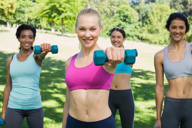 Femmes, soulever des poids dans le parc