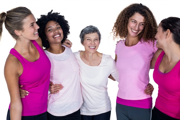 Femmes souriantes avec les bras autour