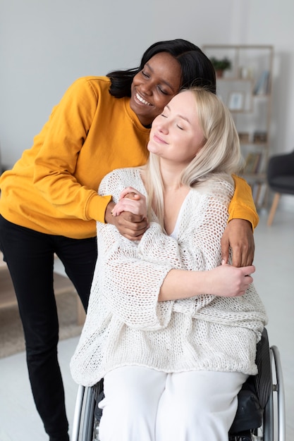 Femmes souriantes à coup moyen étant amis