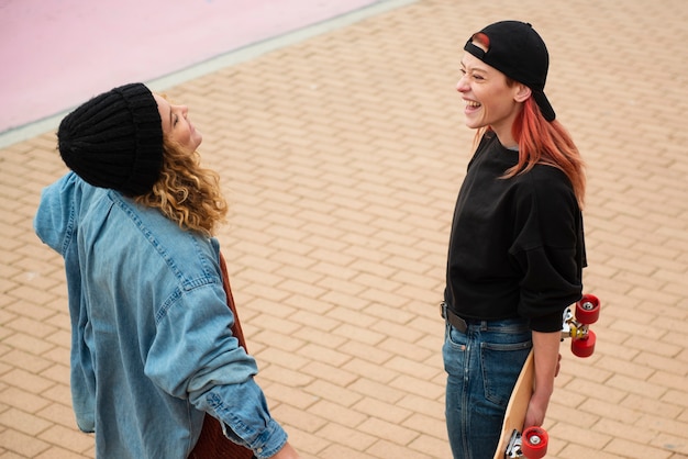 Femmes souriantes à coup moyen à l'extérieur