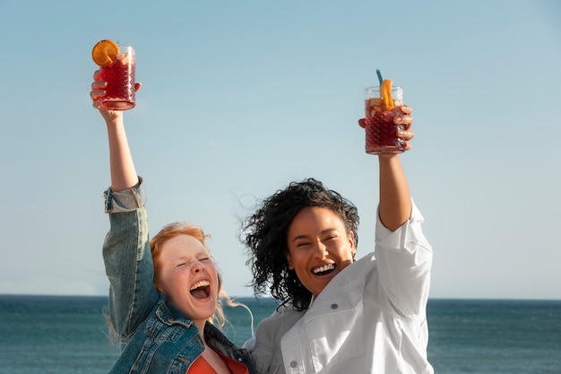 Femmes souriantes à coup moyen avec sangria