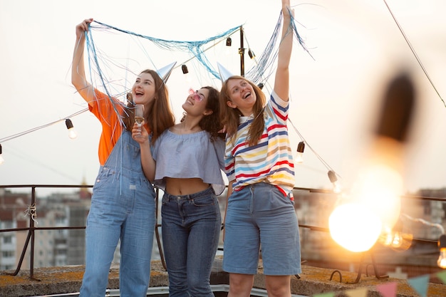 Photo femmes souriantes de plan moyen avec des boissons