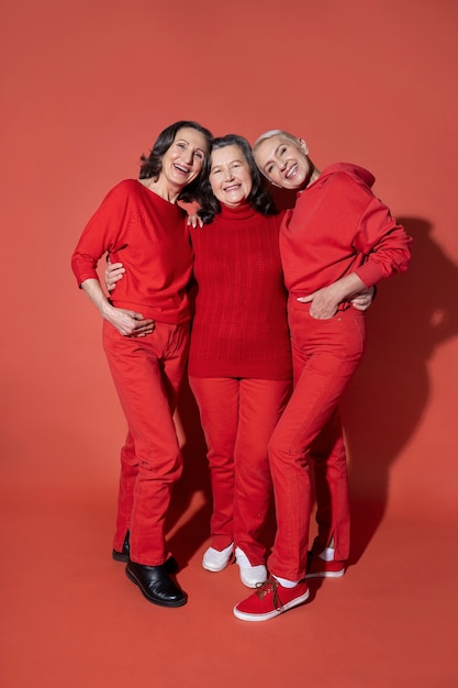 Femmes souriantes plein coup posant ensemble