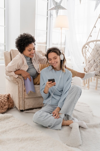 Femmes souriantes pleines à la maison